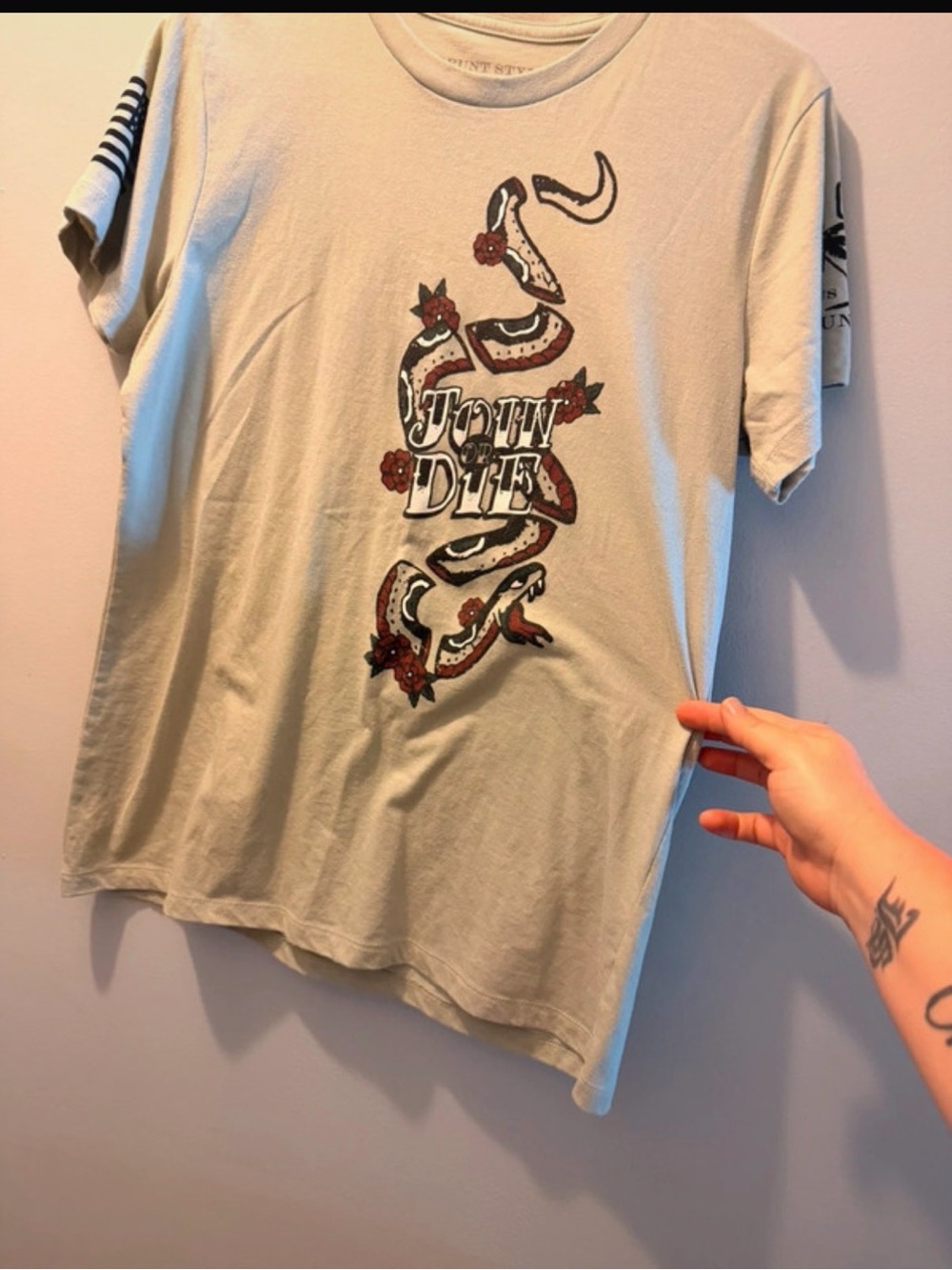 Grunt Style Women's Short-Sleeve Snake Graphic Tee in Light Sage